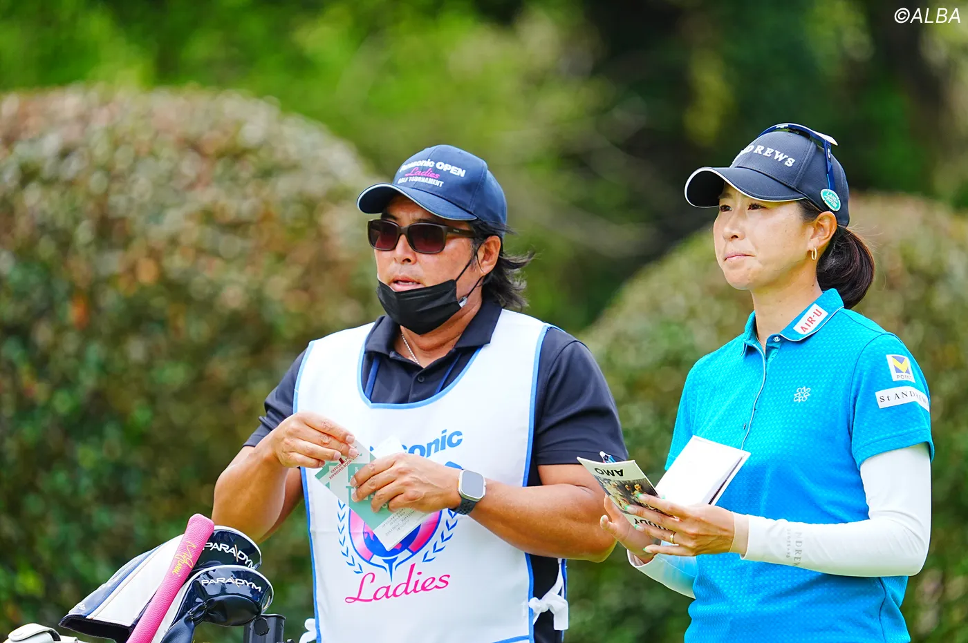 木戸愛。ジャンボ尾崎の長男、尾崎智春をキャディーにかためる